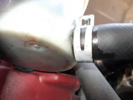 servosterzo vaschetta tubo1 sporco DSCN1361_2.webp