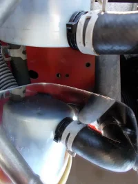 servosterzo vaschetta tubo1 fascette DSCN1369_2.webp