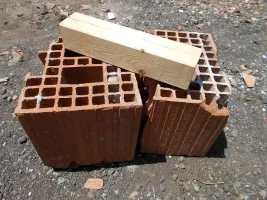 cavalletti mattoni forati legno DSCN1703_2.webp