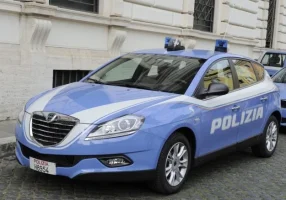 laterale-anteriore-della-lancia-per-la-polizia.webp laterale-anteriore-della-lancia-per-la-polizia.webp