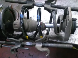 messo in morsa con compressori molla.webp messo in morsa con compressori molla.webp