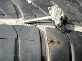 pneumatico post dx danica foratura vite 28.7.25 DSC00946_2.webp