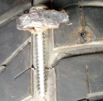 pneumatico post dx danica foratura vite 28.7.25 DSC00947_2.webp