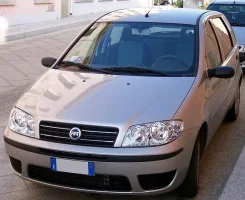 732px-Fiat_Punto_Start_2006_silver_vl.webp